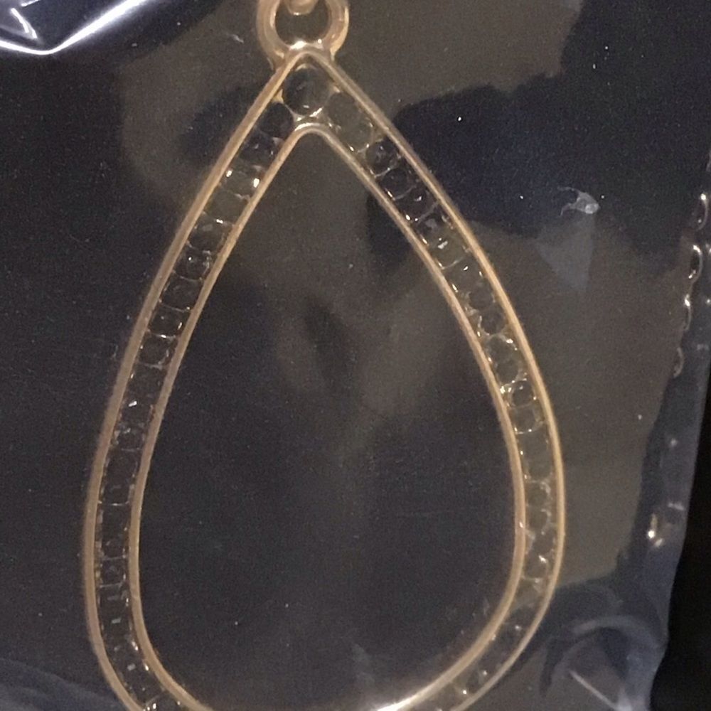 ‎Avon Signature Collection Tear Drop Necklace - Picture 2 of 3